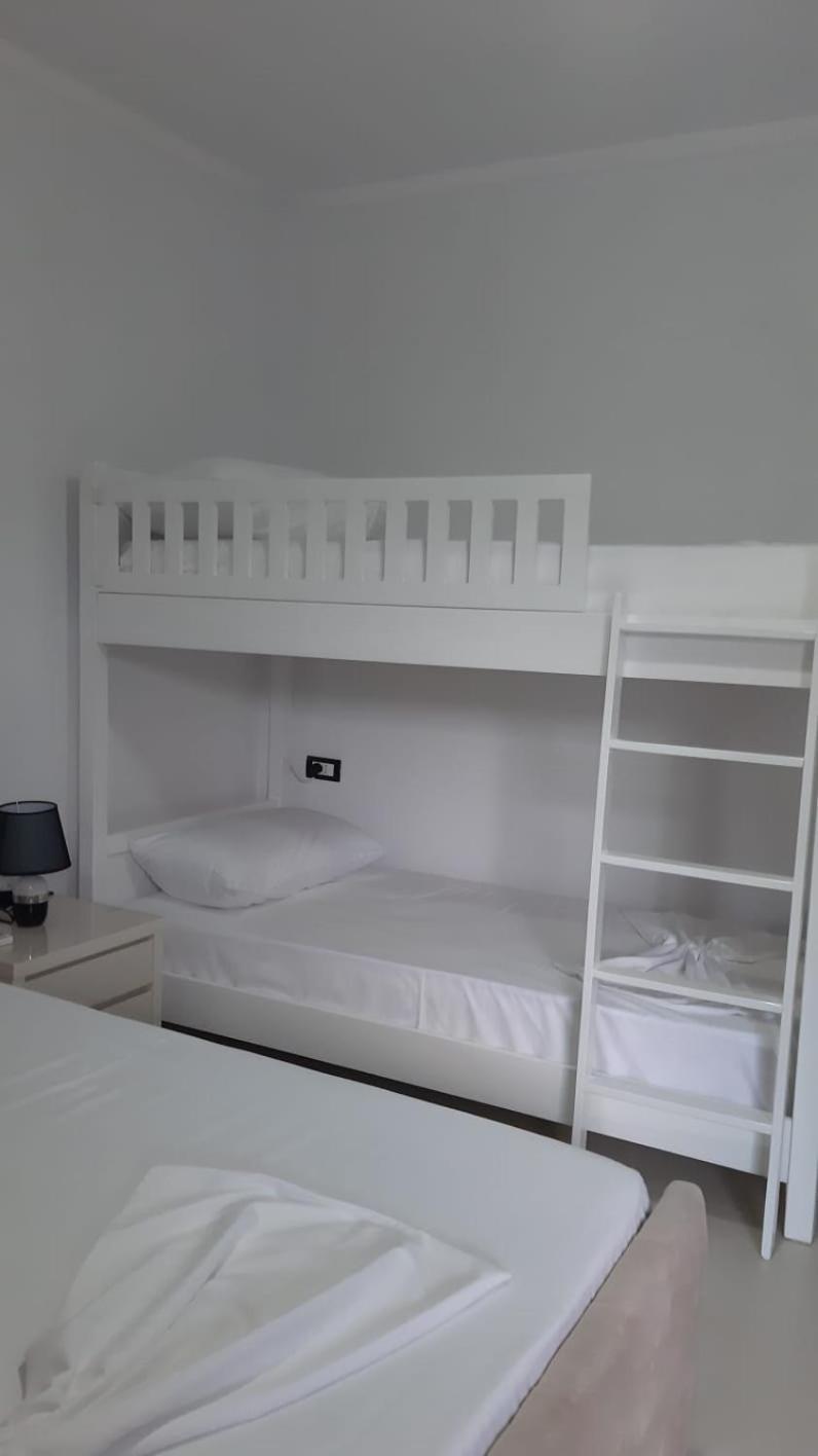 Guest House Emi Берат Екстериор снимка