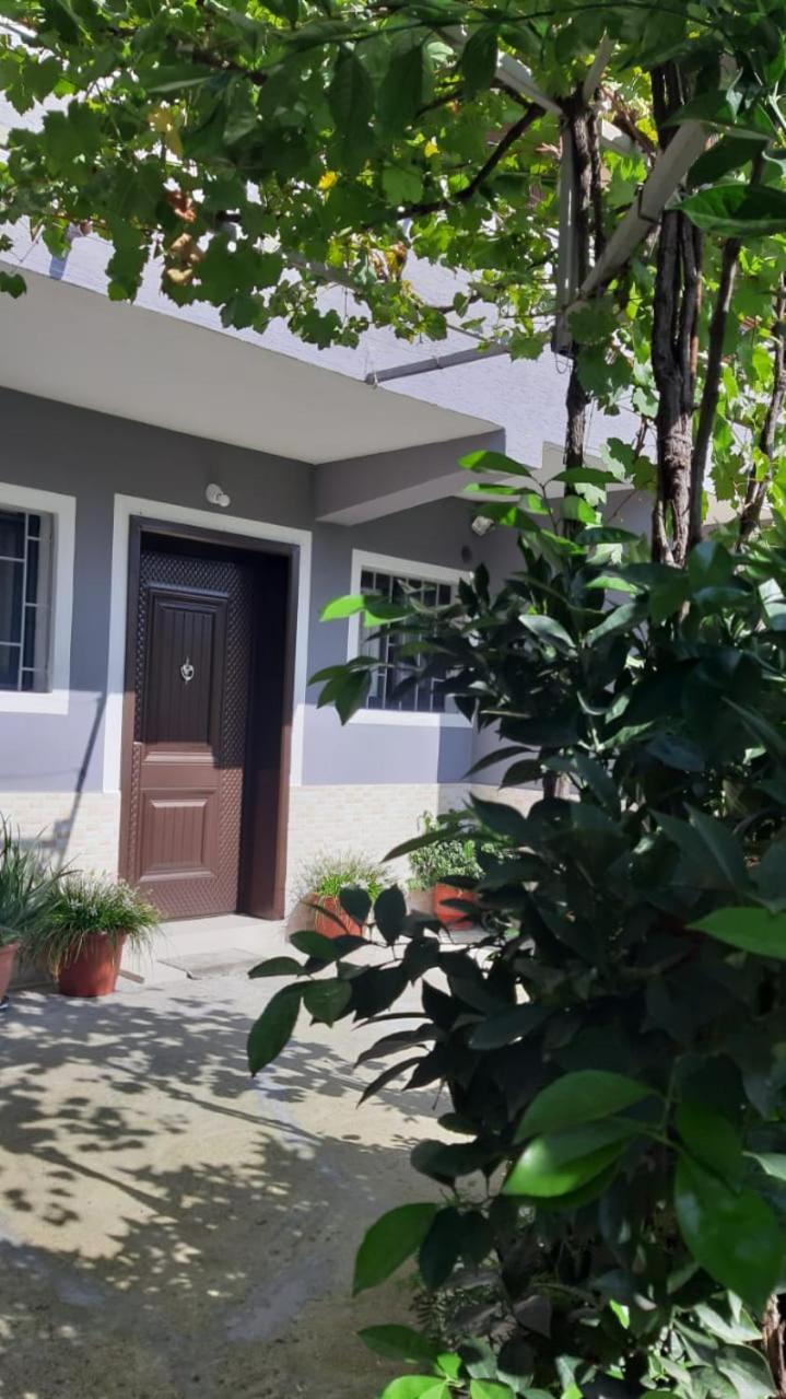Guest House Emi Берат Екстериор снимка